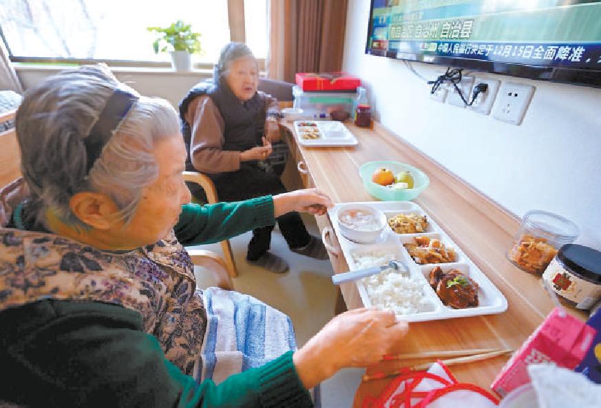 八里庄街道新建了养老驿站，居民有了家门口的托老所。本报记者 程功摄