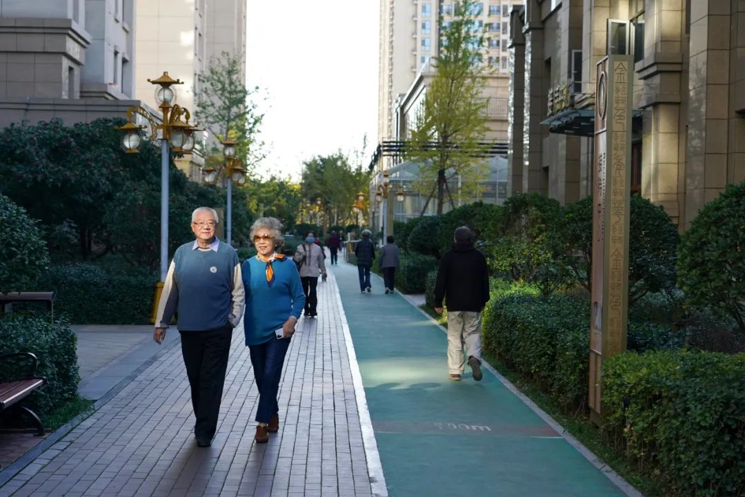 在位于河北燕郊的燕达金色年华健康养护中心，从北京来养老的吕伟业（左）和李战平在散步。彭子洋 摄