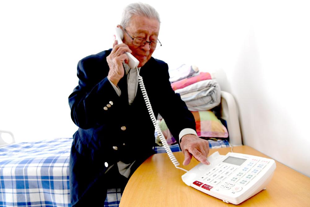 “一键呼”设备具有大字体、大音量、易操作等优点。记者 党维婷/摄