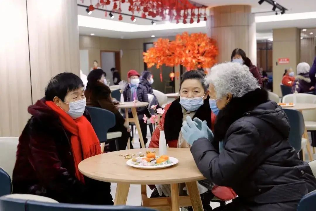 老年人在社区养老服务中心聚会(资料图) 柯雨 摄